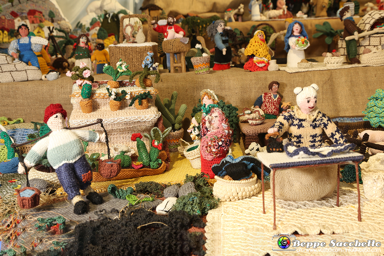 VBS_9142 - Presepio all'uncinetto Parrocchia SS. Cosma e Damiano.jpg